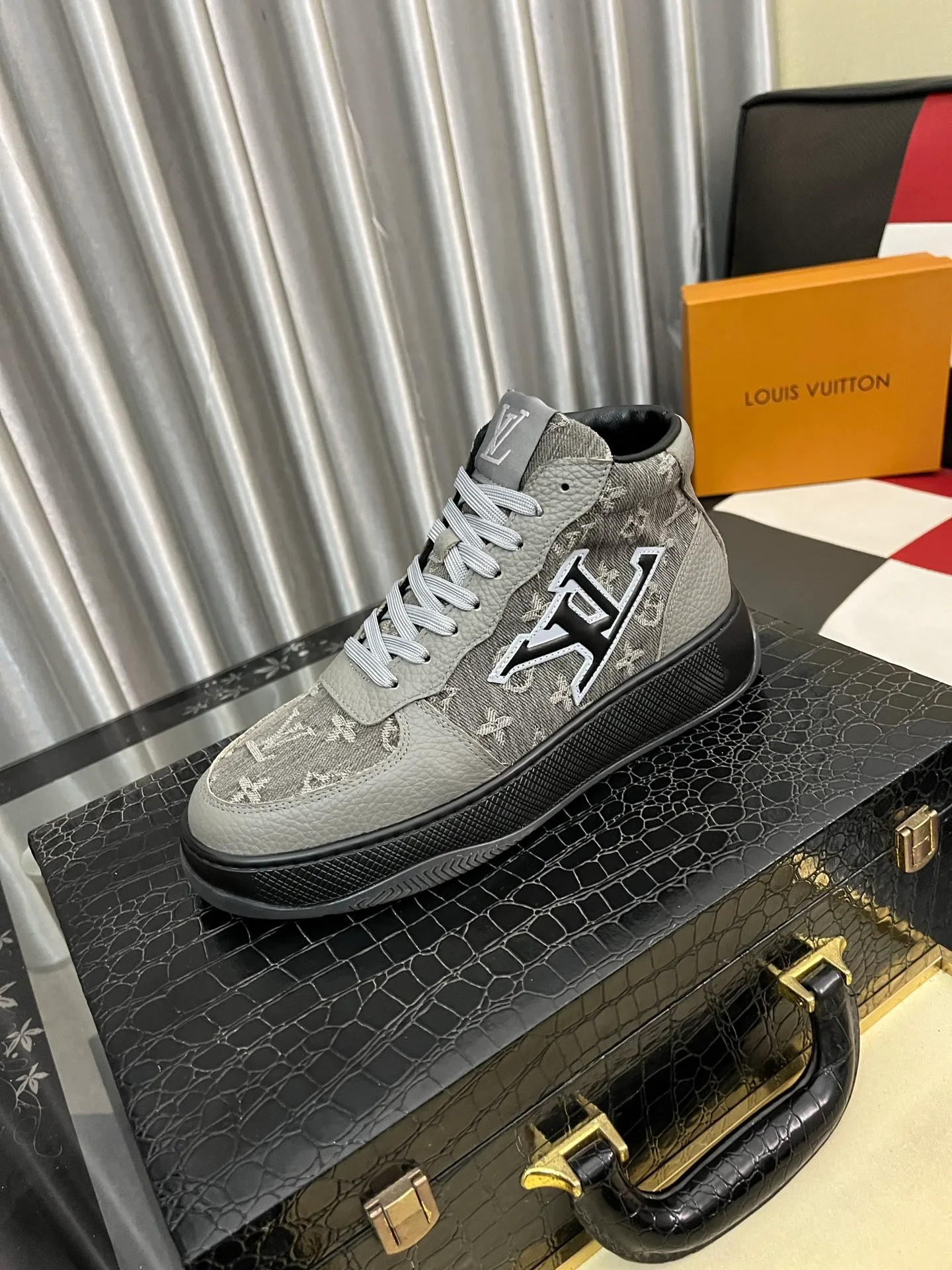 Ex-factory price: 438⌚️⌚️[LOUIS VUITTON] Same style as Louis Vuitton* official website 🚹Men's high-top casual shoes❤️Same style as popular celebrities and big names ~ Best-selling at home and abroad Lv focuses on the checkerboard series...Imported first-layer cowhide with special fabric ➕Full cotton, code number: 38-443️⃣Colors available